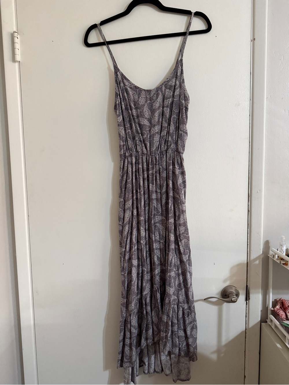 Paisley Print Sleeveless Midi Dress in Gray